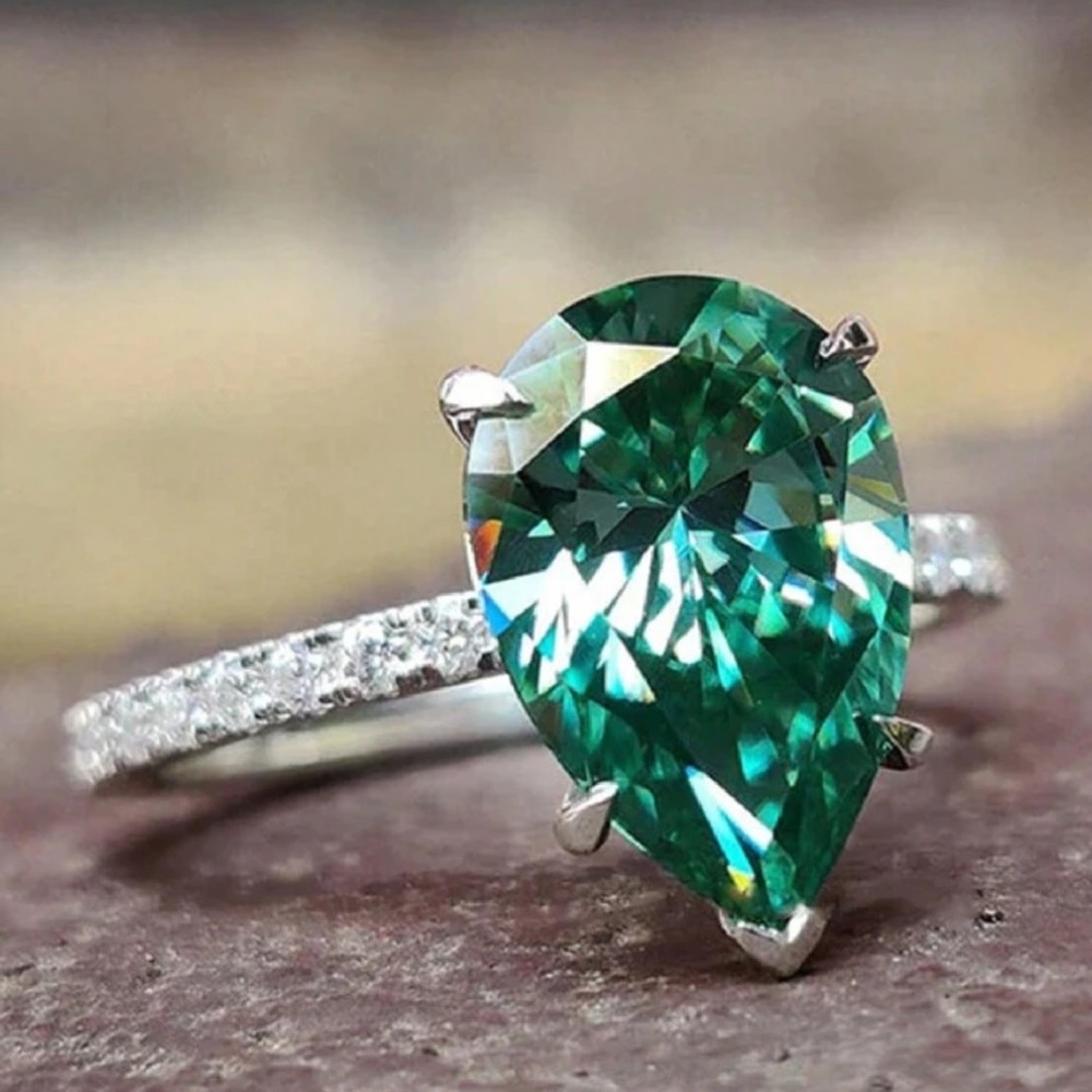 Elegant Silver and Green Gemstone Ring size 7 - Picture 3 of 5